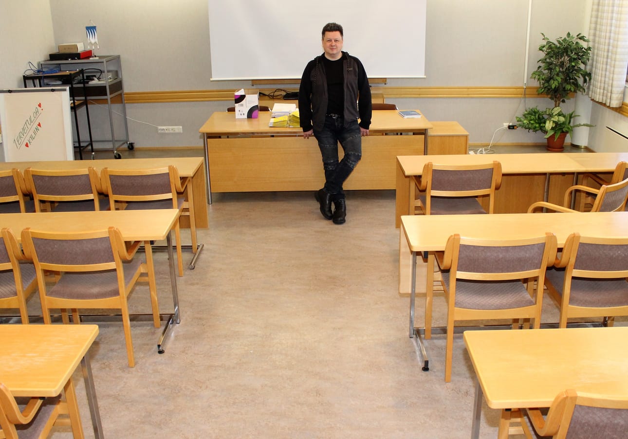 Kimmo Siukolan työhuone Karijoella on kunnantalossa, jonka yläkerran valtuustosalissa hänet kuvattiin. ‑ Tulen tänne valtuuston eteen heti, kun kutsu käy. Ja tulen niin usein kuin tahdotte ja viivyn niin kauan kuin haluatte, hän lupaa.
