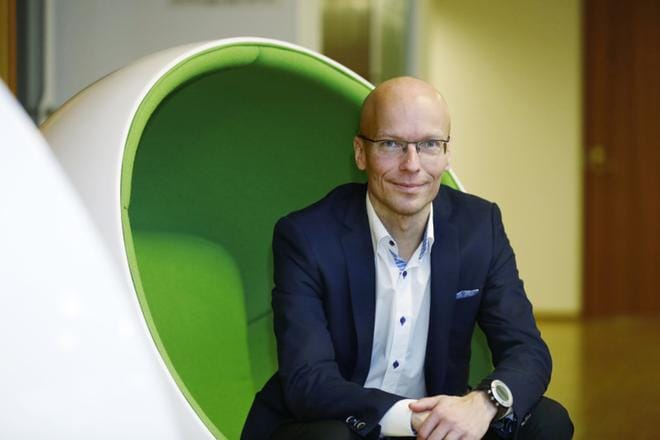 EK:n johtava asiantuntijan Jari Huovisen mukaan työnantajat ovat yleisesti ottaen kriittisiä, mutta nyt luottamus eduskuntaa ja tulevaa hallitusta kohtaan oli erityisen kriittinen. 79 prosenttia kaikista yrittäjistä arvioi luottamuksensa eduskuntaan heikoksi tai erittäin heikoksi. KUVA: Marjo Koivumäki