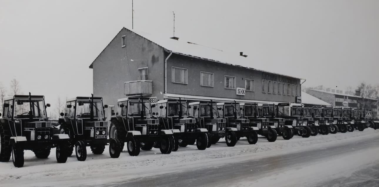 Kauhavan Osuuskauppa myi vuonna 1980 ennätykselliset yli 20 uutta traktoria. Kaupan väki kutsui kaupan tehneet isännät kirkonkylän myymälään helmikuussa 1981.