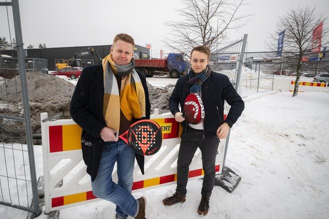 Vaasalaiset veljekset Elias ja Eemil Viljamaa ovat iloisia, että Padel X Vaasa -halli tulee tähän tontille, Vaasan Kivihakaan. Hallin nimi tulee sanoista Padel Experience ja viittaa urheilulajin sosiaaliseen kokemukseen. KUVA: JARNO PELLINEN
