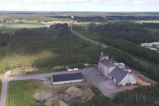 Konkurssin hiljentämä viljatehtaan alue herää eloon tänä kesänä, kun Kultalahden perheen yhtiö käynnistää toiminnan uudella yrityksellä. Ilmakuvan on ottanut Eemeli Jokelainen.
