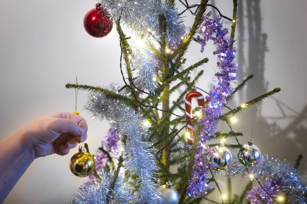 Joulukuusen saaminen kotiin oli yksi yksinhuoltajaäidin lapsen toiveista. Ilkka-Pohjalaisen jutun jälkeen perhe sai lahjoituksena joulukuusen, koristeita ja paljon muuta.