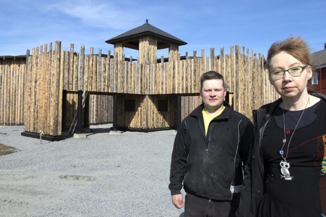 Rakennusalan yrittäjä Joni Lentovaara ja Karvian kunnanjohtaja Tarja Hosiasluoma katsastivat linnakekatsomoa. Tornimaisessa voudinmajassa on lipunmyynti. KUVAT: JARI KARJANMAA