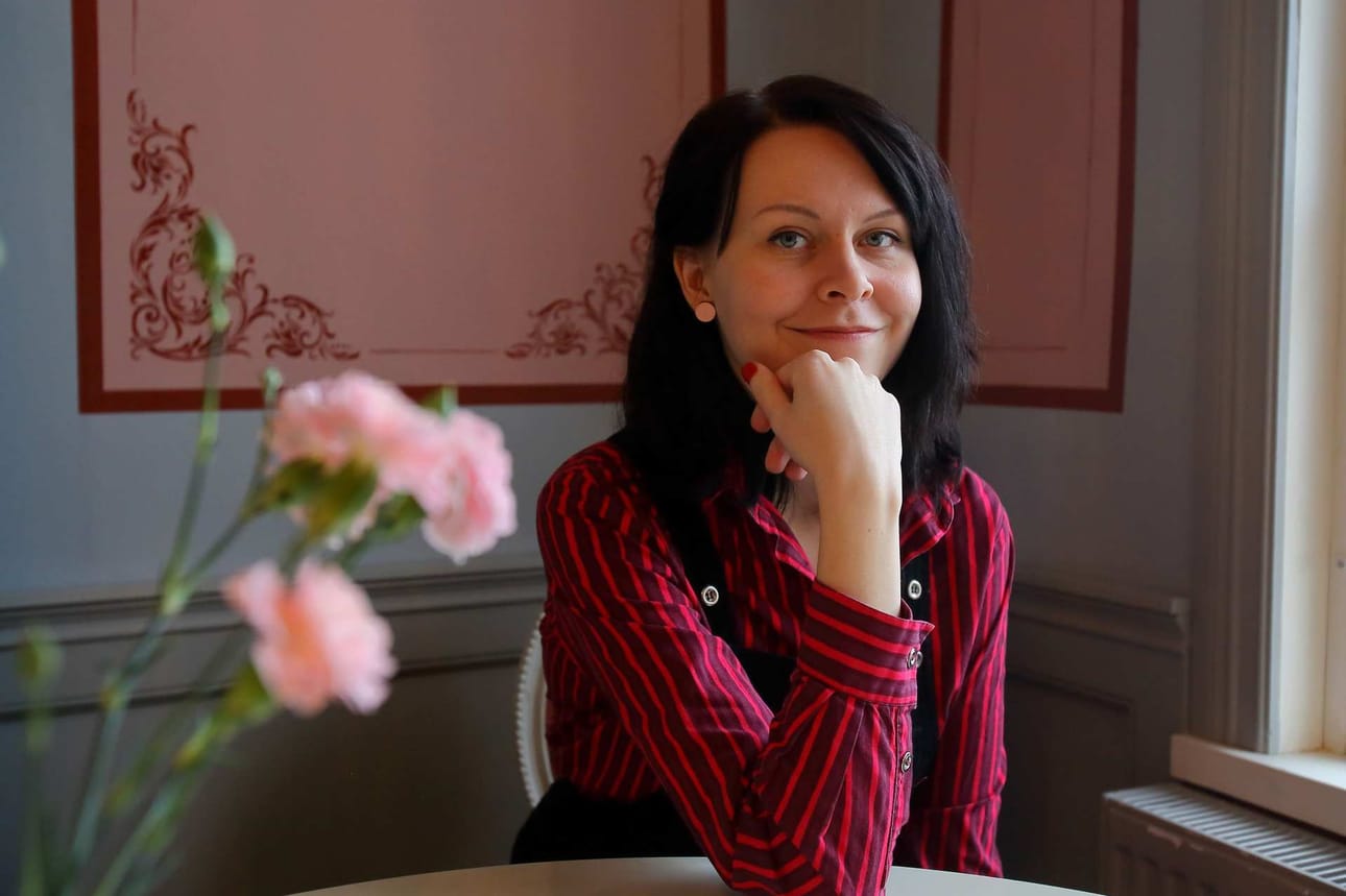 28-vuotias Laura Raappana on löytämässä kotikaupunkinsa Raahen uudestaan. Ensimmäinen iso avaus on iloinen Raahe-aiheinen kortti. -Onneksi Raaheen aletaan suhtautua muutenkin positiivisemmin, Laura sanoo.