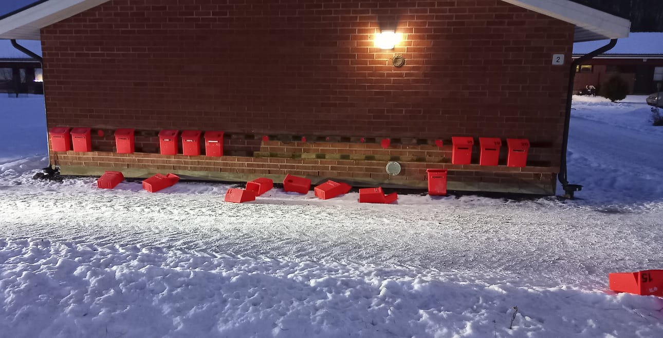 Koskelantien alkupäässä Vimpelissä joukko laatikoita oli runneltuna viime viikonloppuna.