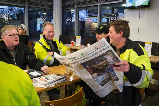 Jorma Iialainen, Juha Lindholm, Daniel Sandelin ja Jukka Cederlöf tapaavat aina puoli kuuden aikoihin aamulla Pitkänkadun Shellillä. Silloin juodaan aamukahvit. Kuva: Janette Litmanen
