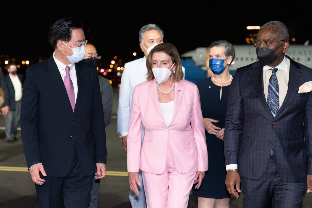 Taiwanin ulkoministeriö julkaisi kuvan, jossa Nancy Pelosi on juuri saapunut maahan.