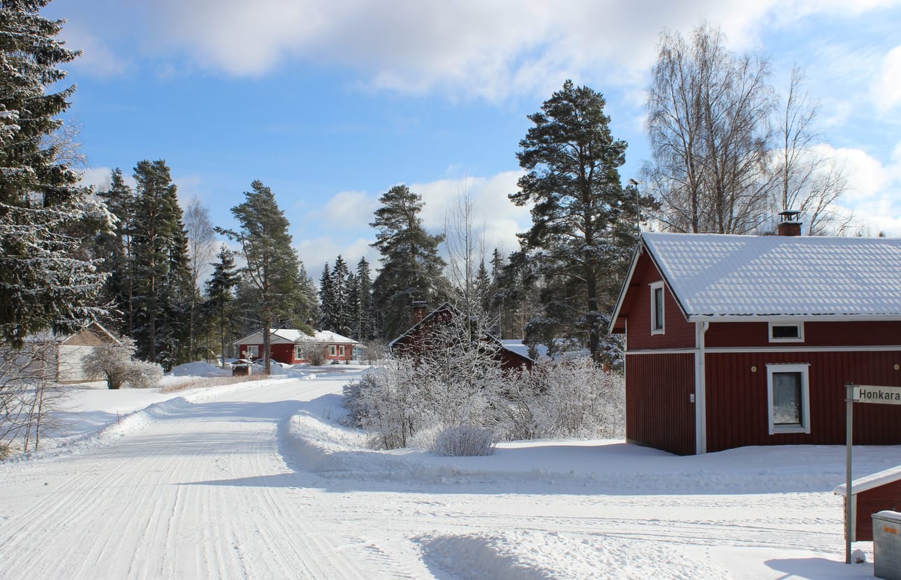 Valtuutettu Panu Saari (kok.) jätti ryhmänsä puolesta valtuustoaloitteen Isojoella loppukesällä 2021. Aloitteessa vaaditaan kunnan asumattomien kiinteistöjen kartoittamista. Kuva on Pettukylästä, missä on elämää. Monissa Isojoen kylissä on tyhjiä taloja.