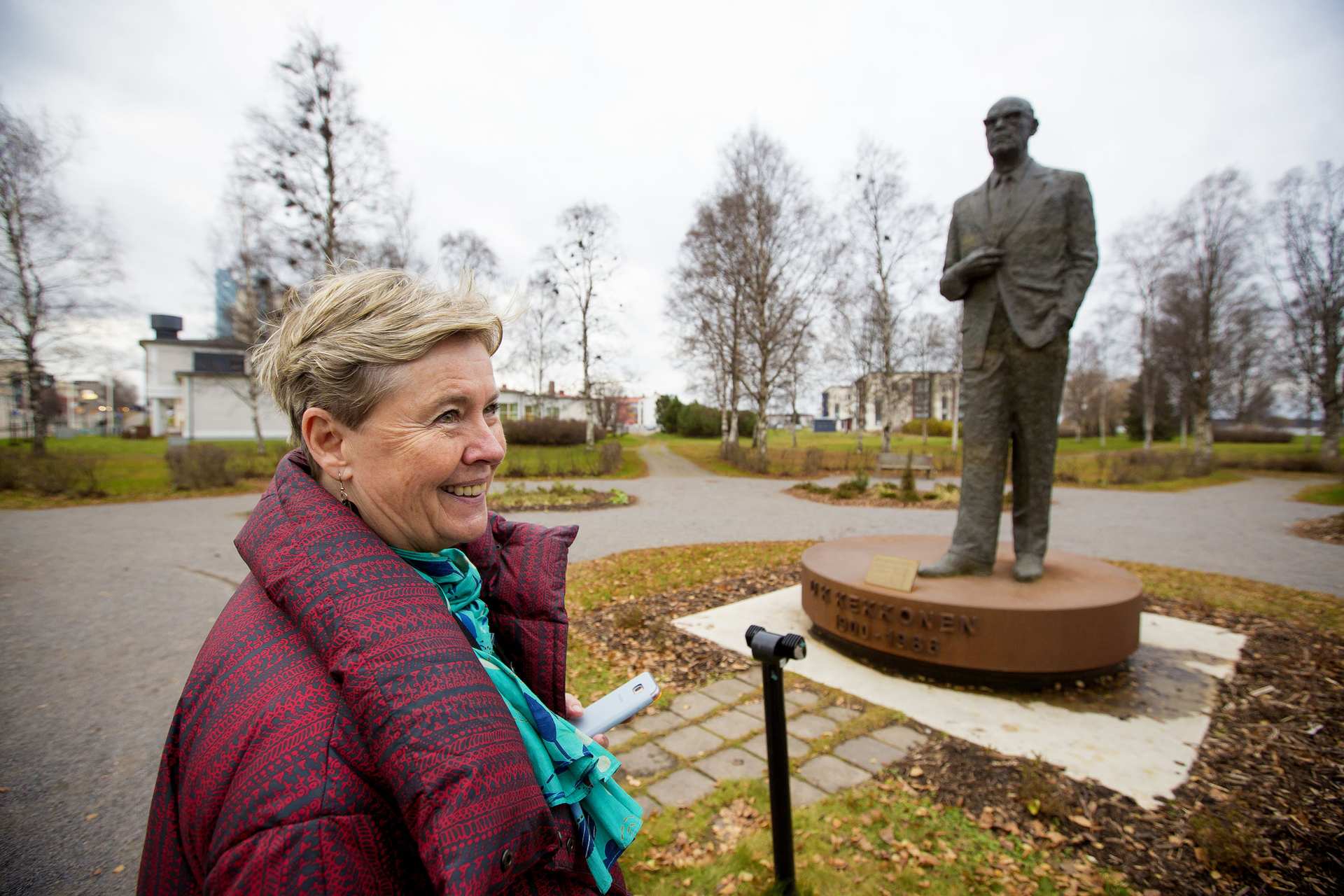 Maarit Tyrkön ja Kekkosen patsaan kohtaaminen oli riemastuttava. –Pienoispatsas Kekkosesta kannattaisi ilman muuta tuotteistaa, Tyrkkö sanoo.
