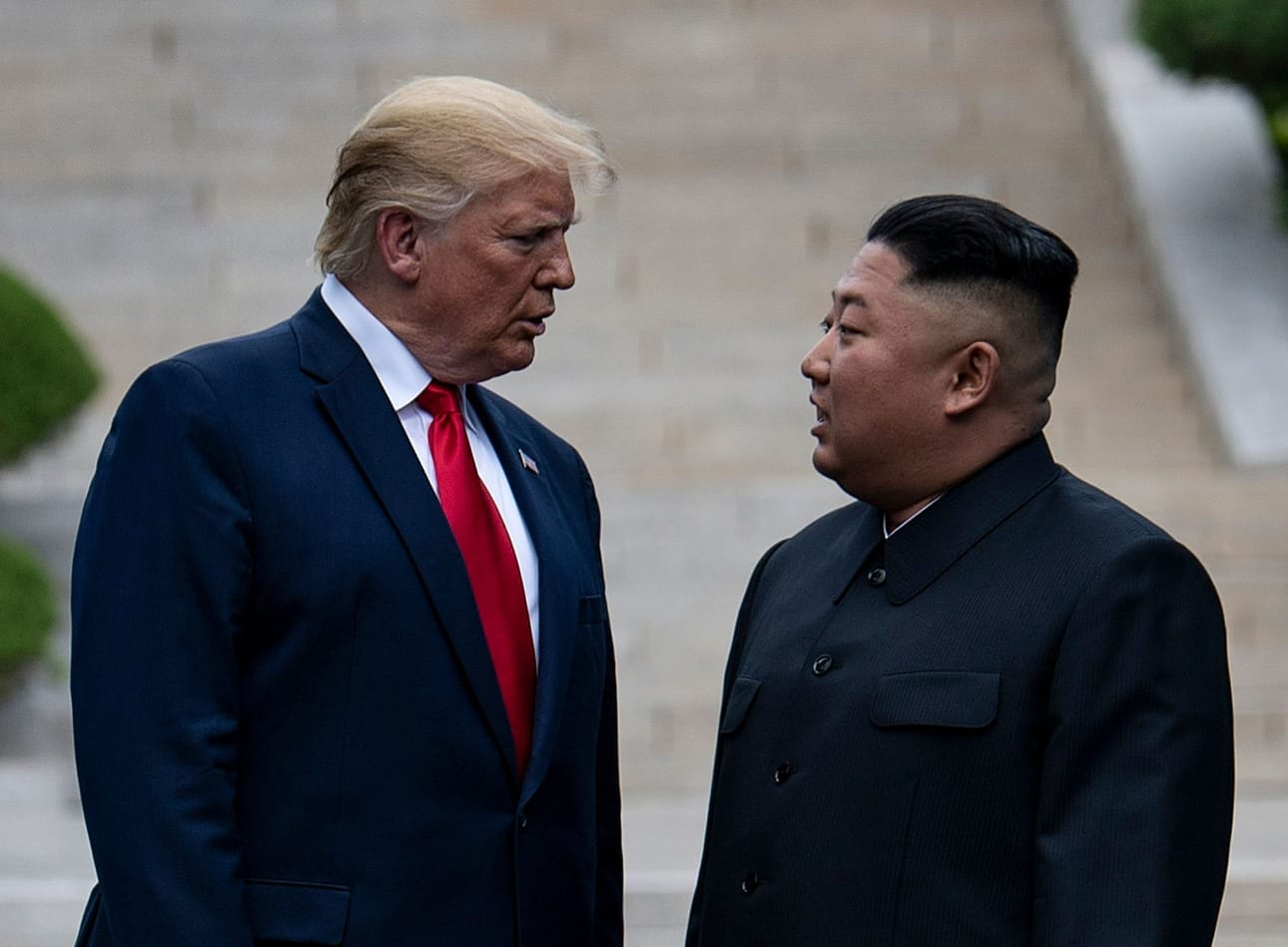 Aiemmalla kaudellaan Trumpilla oli harvinainen diplomaattinen suhde Pohjois-Korean johtajaan Kim Jong-uniin, jonka hän tapasi kolme kertaa ollessaan presidenttinä. Kuva vuodelta 2019. LEHTIKUVA/AFP