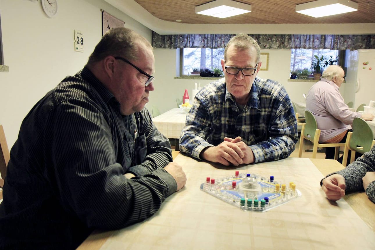 Pelejä. Pentti Luokkanen ja Heikki Puttonen istahtivat Kimblen ääreen.