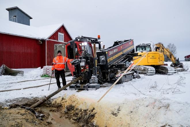 Suomen suurinta maaporaa käyttävä maarakennusurakoitsija Anders Grankulla pääsi työssä torstaina hyvälle alulle Kyrönjoen rannan lähettyvillä. Valmista hän arvioi tulevan 1-2 viikossa. KUVA: JAAKKO ELENIUS