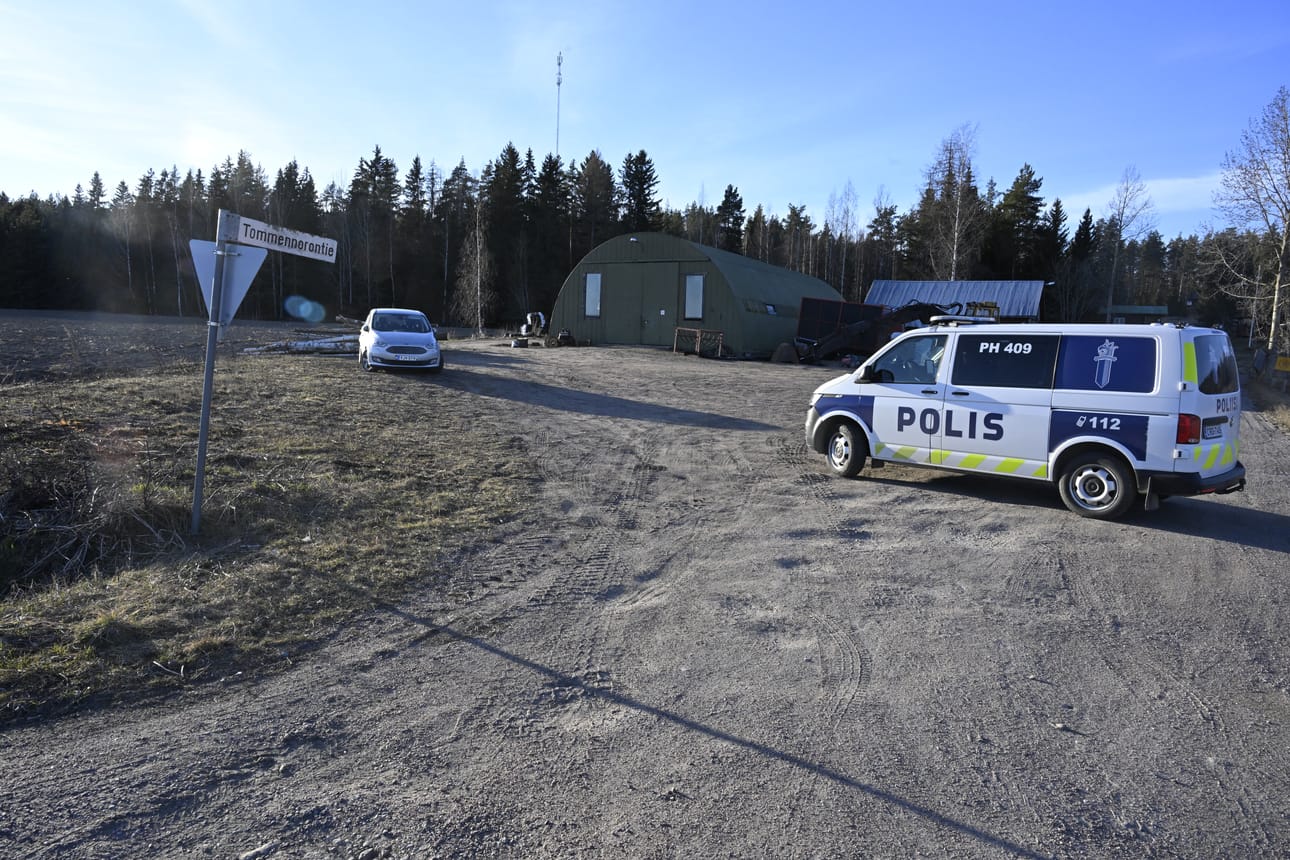 Poliisi on eristänyt Iitissä alueen, jonne tippui drooni lauantaina.
