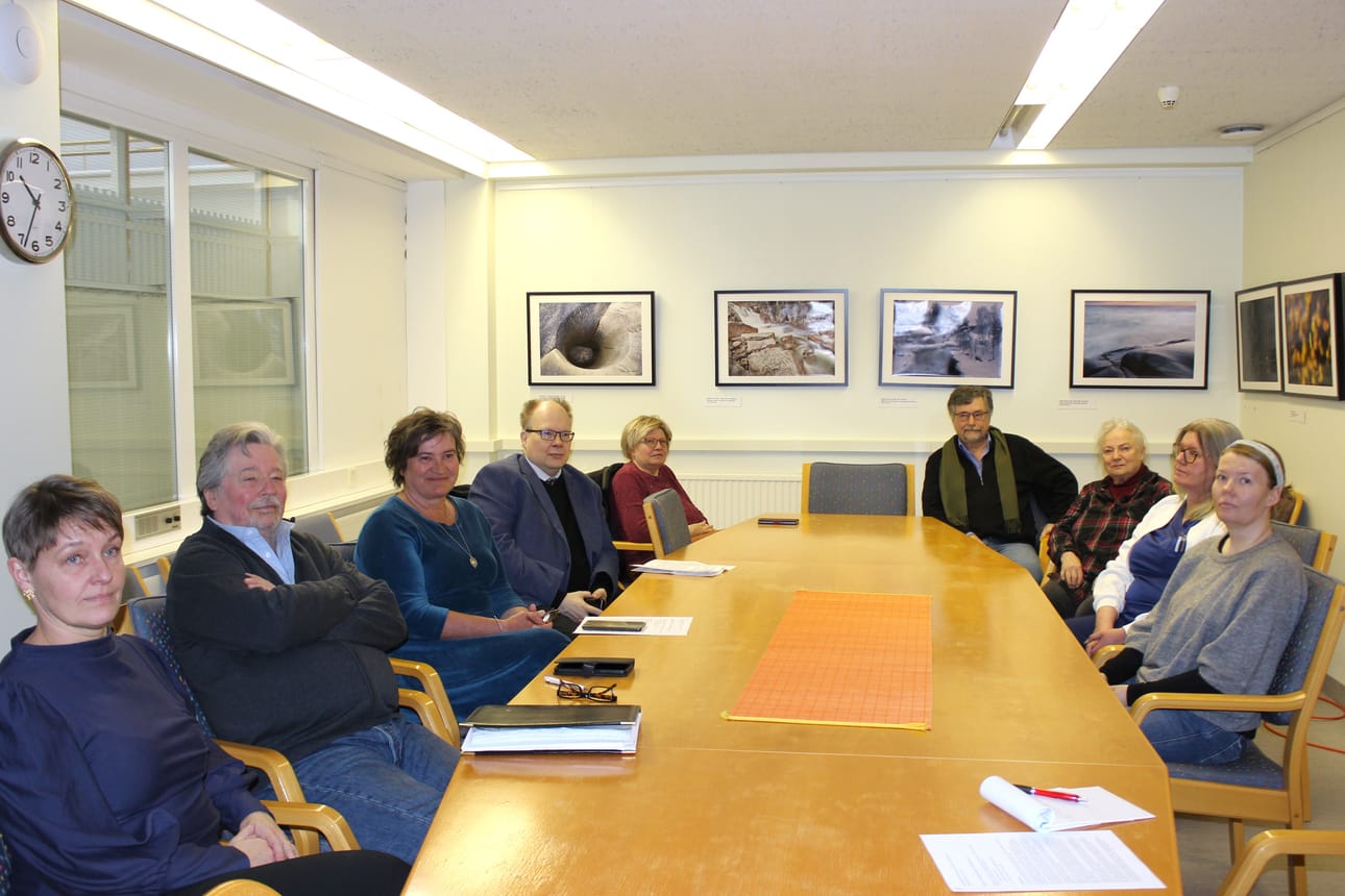 Mila Segervall (vas.), Dennis Rundt, Johanna Peltoniemi, Mika Helander, May-Gret Holmberg, Christoffer von Alftan, Rita Backman, Christine Petrov ja Kajsa Snickars kertoivat Kristiinan terveyspalvelujen Närpiöön ja Vaasaan keskittämishuolista tiedotusvälineille.