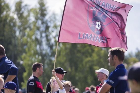 Wasa Footballcupin avauspäivä alkoi auringonpaisteessa. Tatu Tossavaisen heiluttama lippu halkoi ilmaa.