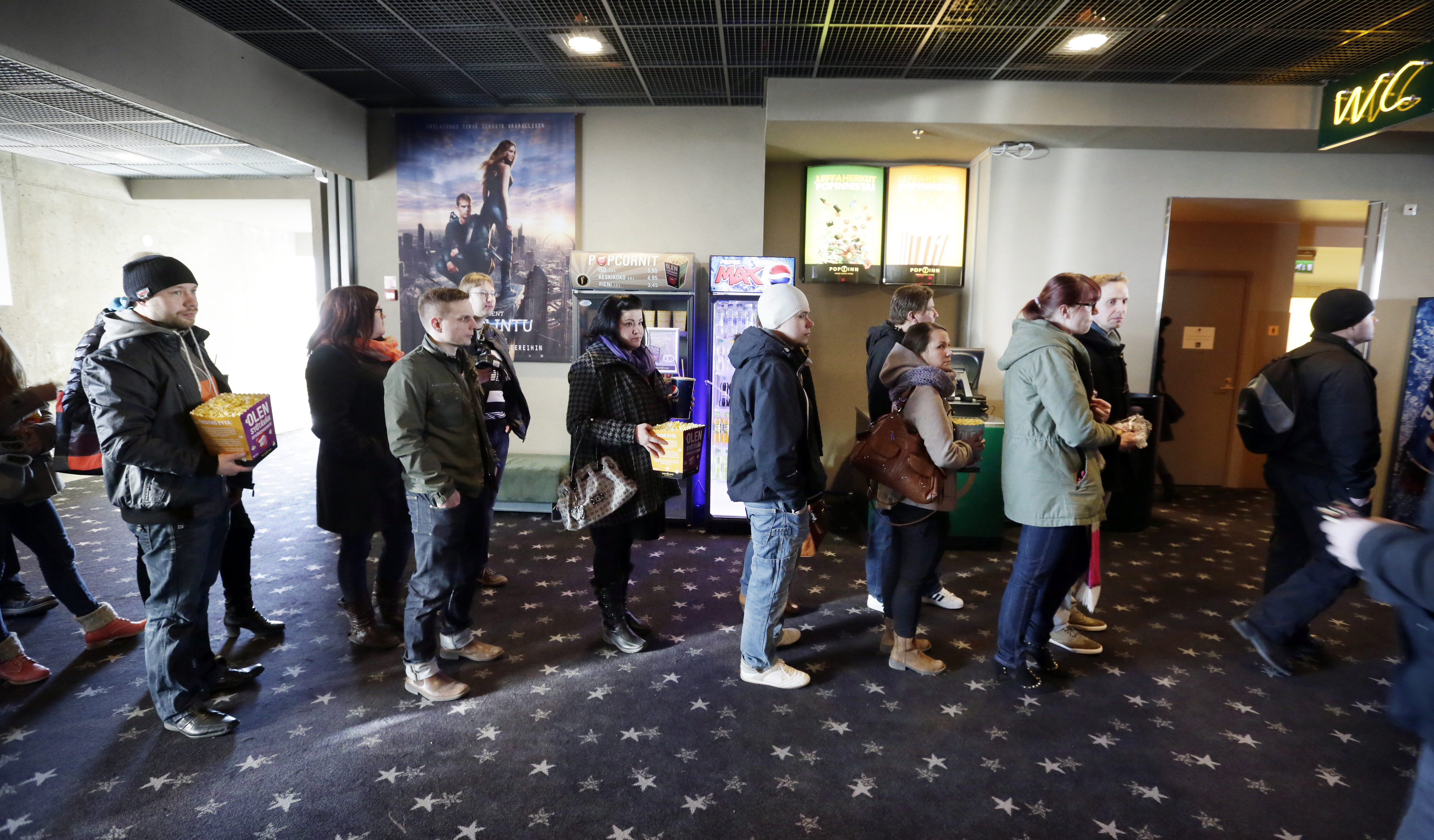 Seurakunta kutsui 30-vuotiaat elokuvailtaan Finnkino Plazaan. 