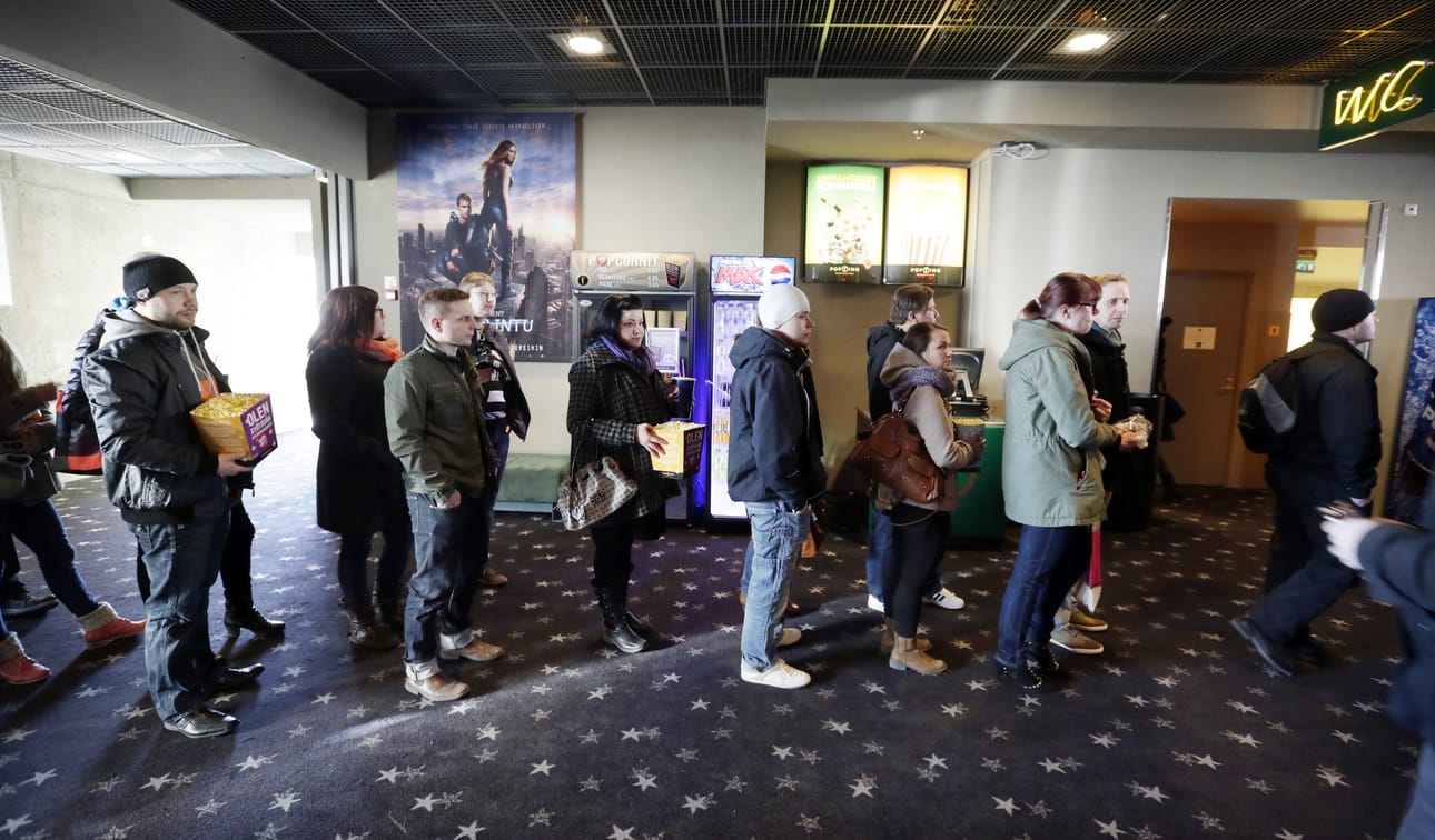 Seurakunta kutsui 30-vuotiaat elokuvailtaan Finnkino Plazaan.