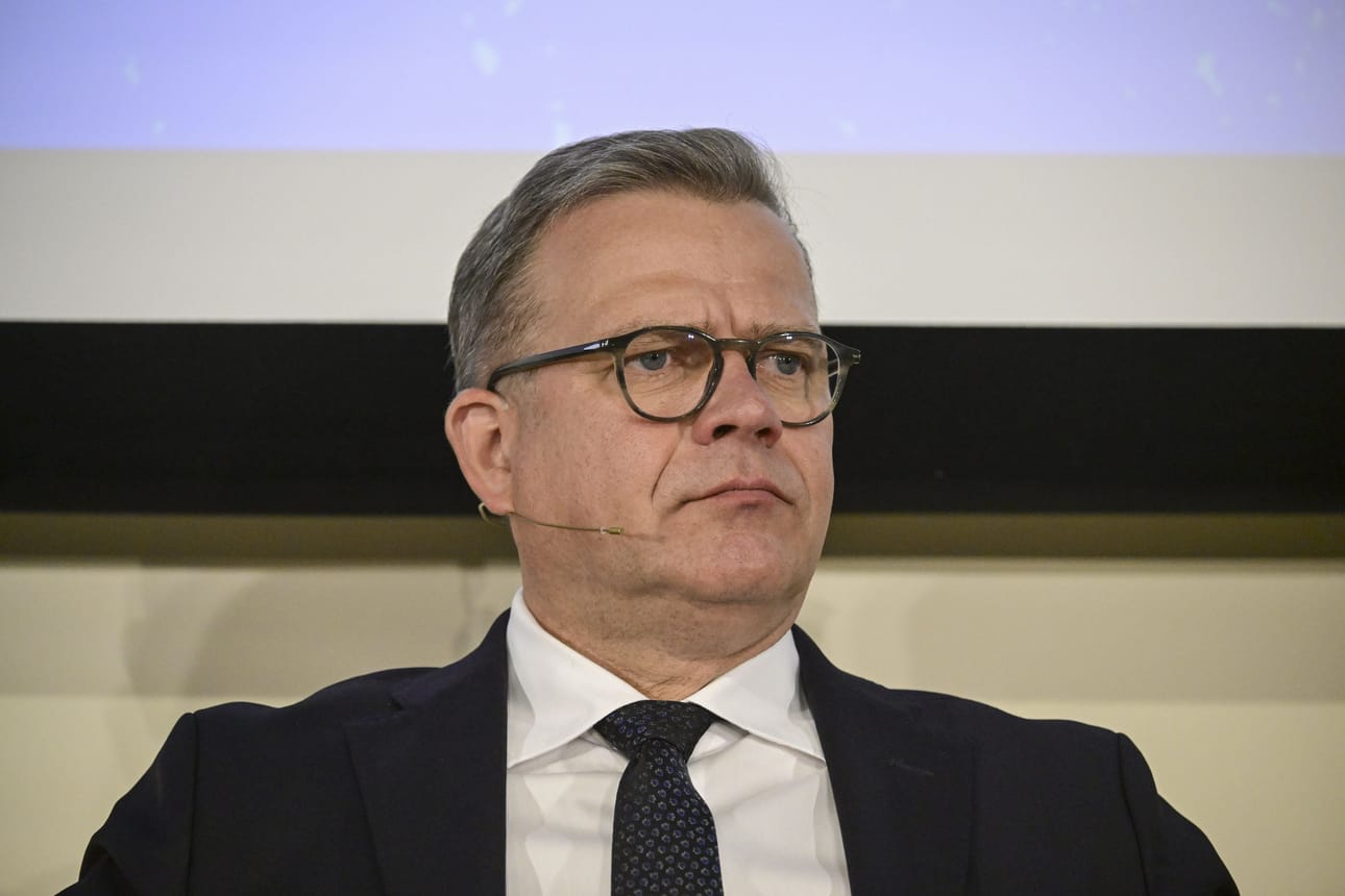Pääministeri Petteri Orpo (kok.) syytti keskiviikkona Kuntamarkkinoiden puoluejohdon paneelissa oppositiota väärän kuvan antamisesta hallituksen toimista työperäisen maahanmuuton suhteen. LEHTIKUVA / Markku Ulander