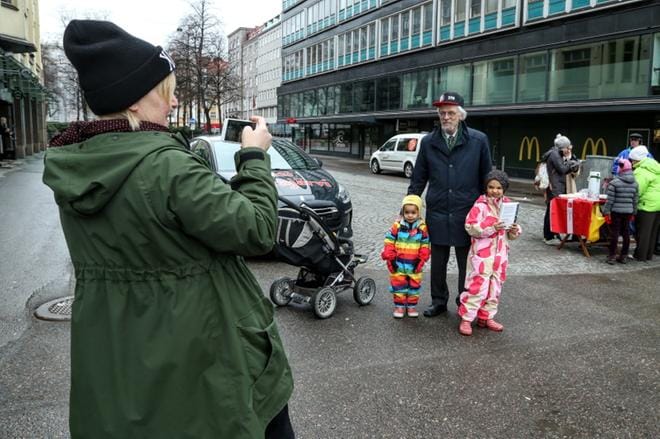 Kuntavaaleissa Helsingissä ehdokkaana oleva, presidentti Tarja Halosen puolisonakin tunnettu Pentti Arajärvi (sd.) poseerasi Anna Raatikaisen lasten Silvian ja Lailan kanssa lauantaina Hakaniemessä. Kuva: Markku Uhari