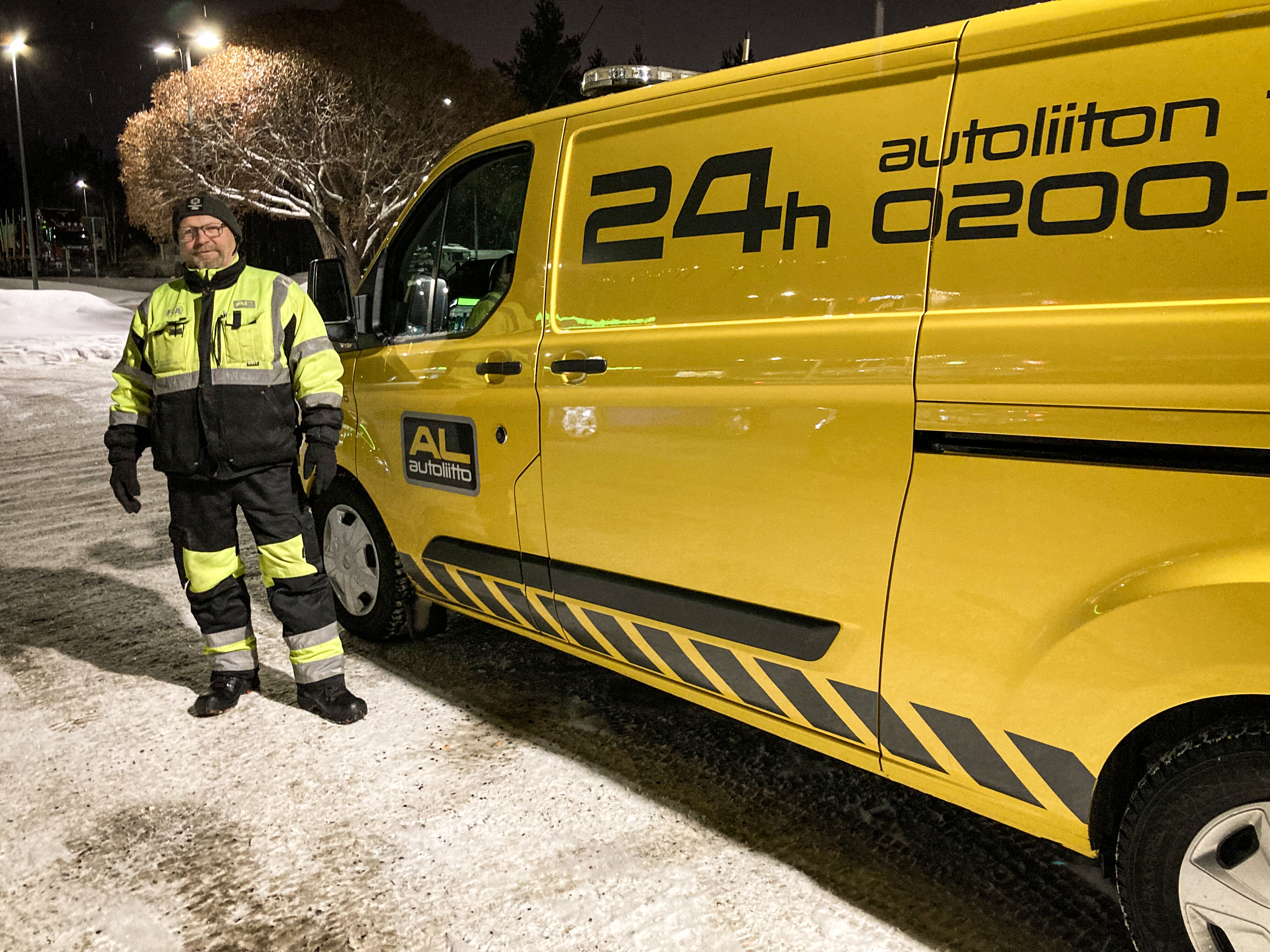 Operaatio Lumihiutale käynnistyy Pudasjärveltä – komea keltavalovilkkuletka Kurenalan keskustassa aloittaa Autoliiton tiepalvelun joulupäivystyksen