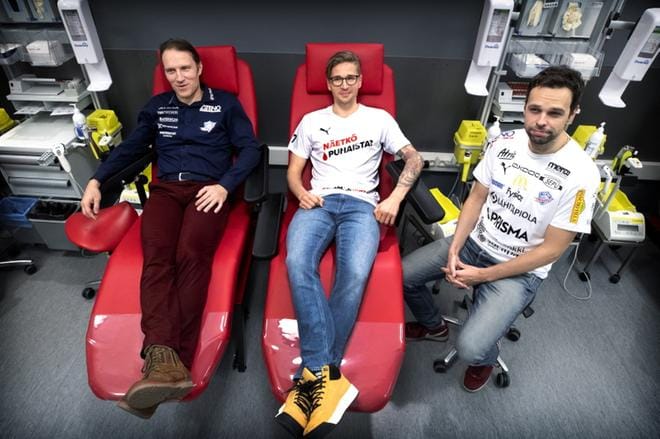 SPV:n Tommy Koponen ja Mikko Kohonen ovat jo ehtineet luovuttaa vertaan. Sami Koski ei ole vielä ehtinyt, mutta pitää kampanjaa hienona mahdollisuutena osallistua. KUVA: JOUKO HÄNNINEN