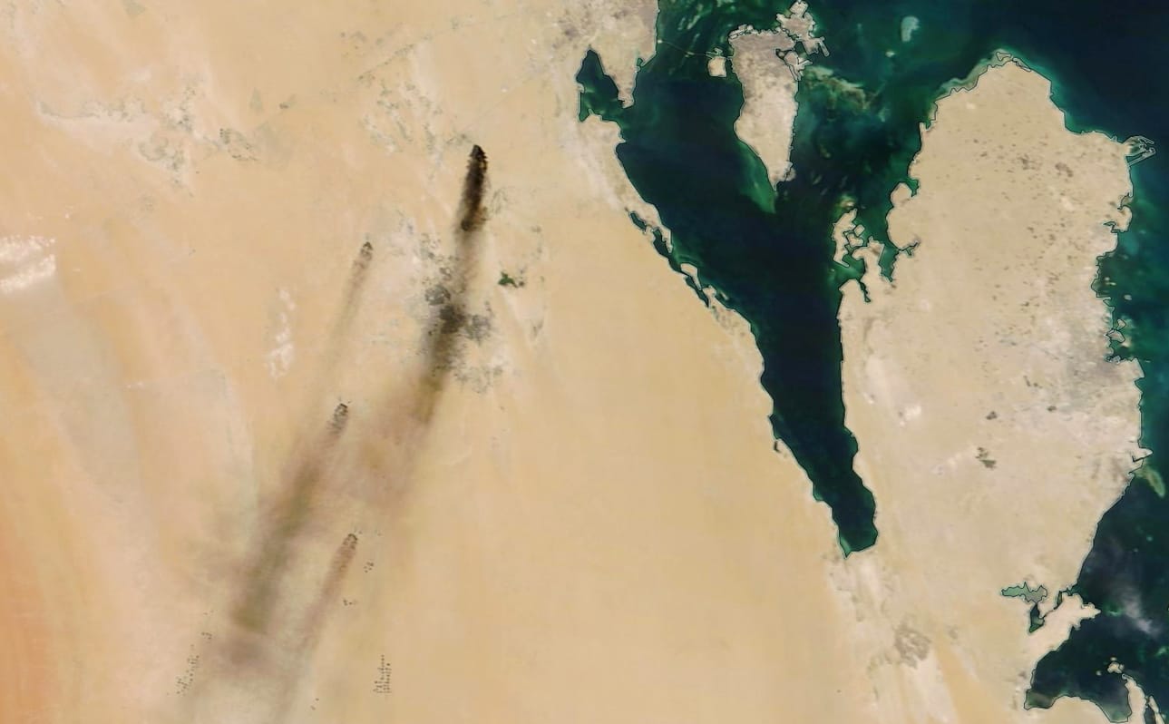 Nasan satelliittikuva näyttää, kuinka savu nousee kahdesta Saudi-Arabian isosta öljynjalostamosta viime lauantaina 14. syyskuuta lennokki-iskujen jälkeen