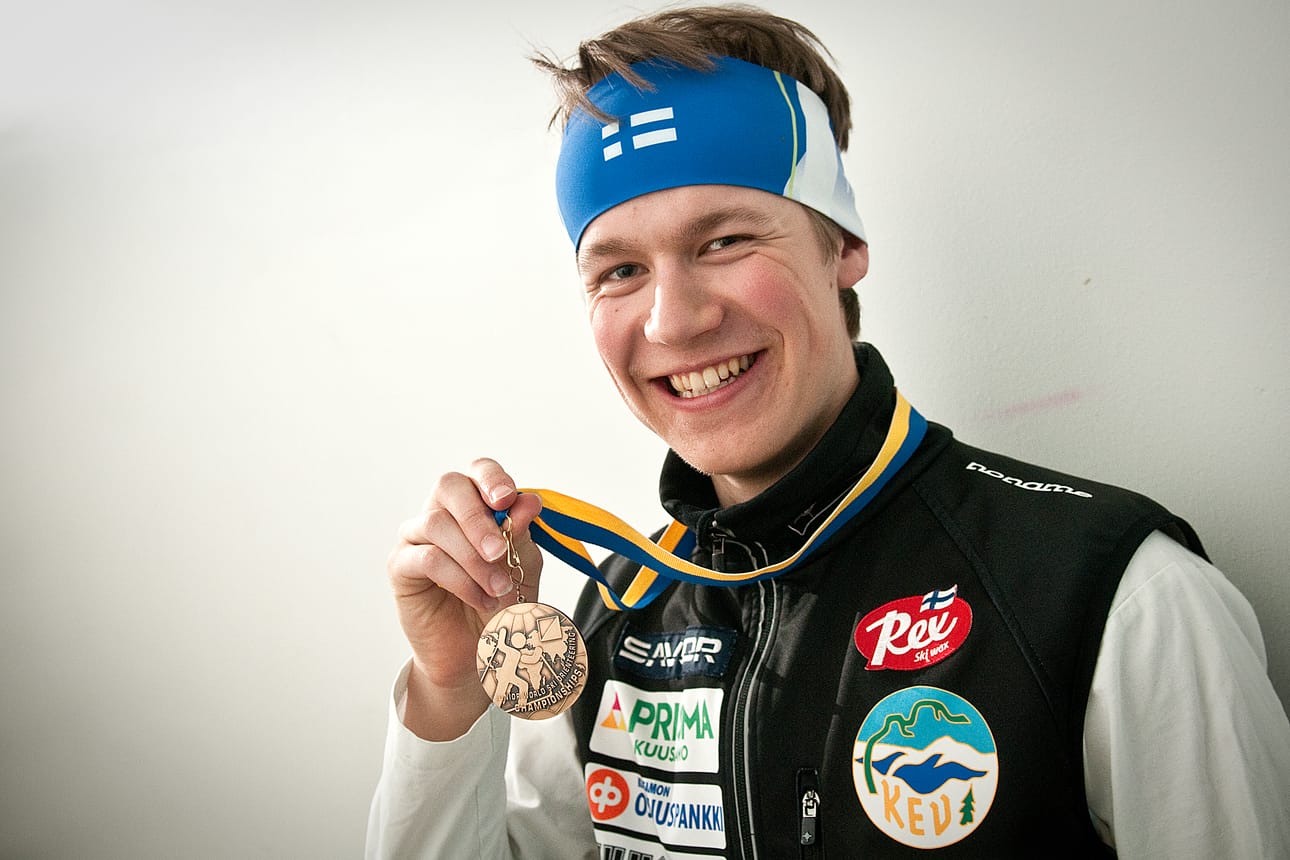 Santeri Aikio myhäili MM-pronssimitali kaulassaan keväällä 2012. Missä päin maailmaa nuorten MM-kisat tuolloin oli järjestetty? Muun muassa tätä kysytään viikon visassa.