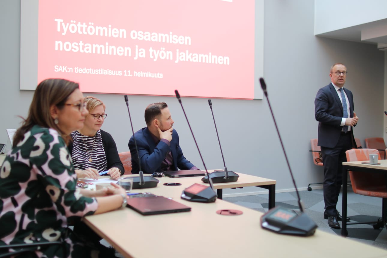 SAK:n Saana Siekkinen (vas.), Pirjo Väänänen, Mikko Heinikoski ja Jarkko Eloranta haluavat työttömille enemmän koulutusta, jotta työttömät työllistyisivät.