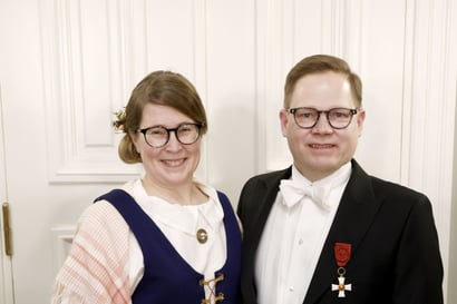 Kansanedustaja Markus Lohen puolison Riikka Lohen asu on hänen äitinsä käsialaa – puvun teko vei yhteensä kolme vuotta