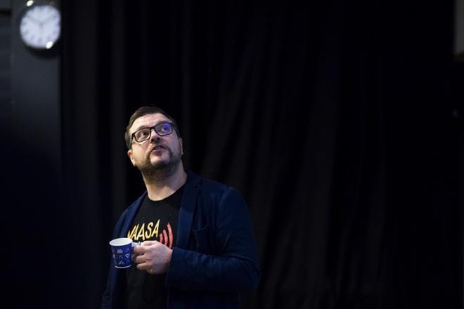 Vaasan kuorofestivaalin taiteellinen johtaja Eero Paalanen kertoi tapahtumasta pääkirjaston Draama-salissa, joka on yksi tämänvuotisista konserttipaikoista. Koko ohjelmisto on nähtävillä osoitteessa vaasachoirfestival.fi. KUVA: JARNO PELLINEN