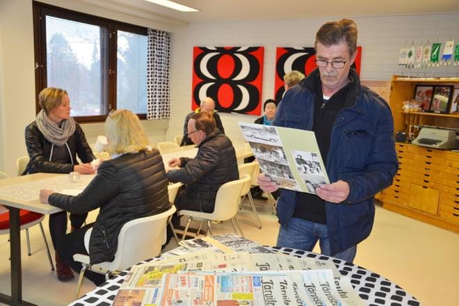 Järviseutu-lehden juhlakahvit juotiin Alajärven toimituksessa 10.11.2017. Aimo Höykinpuro poikkesi kahville ja löysi selattavaksi vanhoja valokuvia. KUVA: SAILA COLLANDER