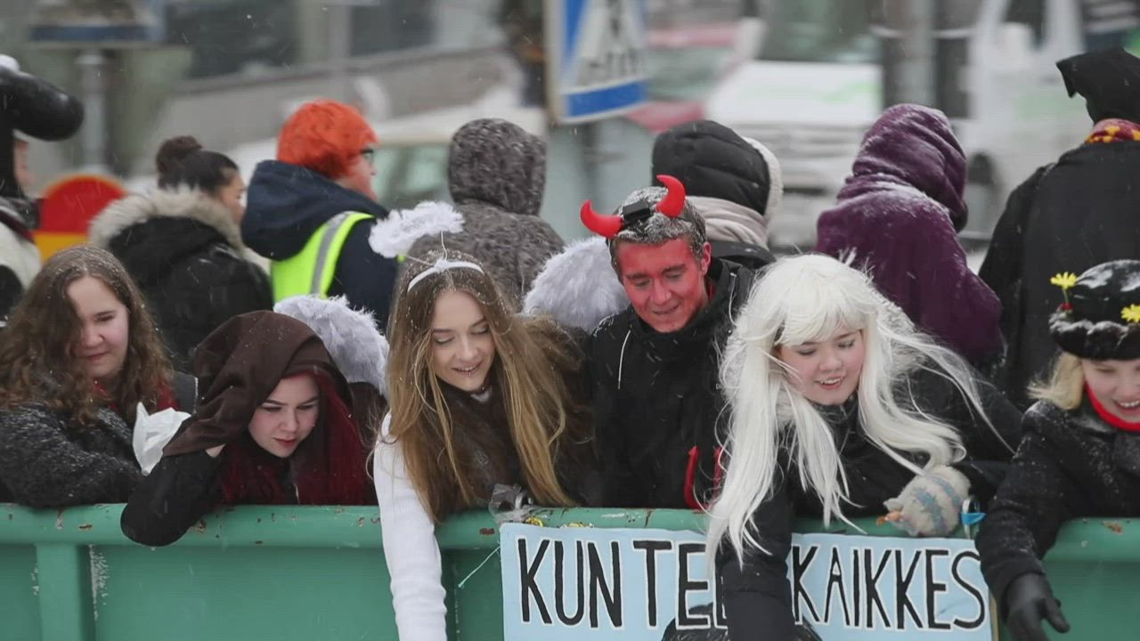 Abit riemuitsivat perinteisellä penkkariajelulla