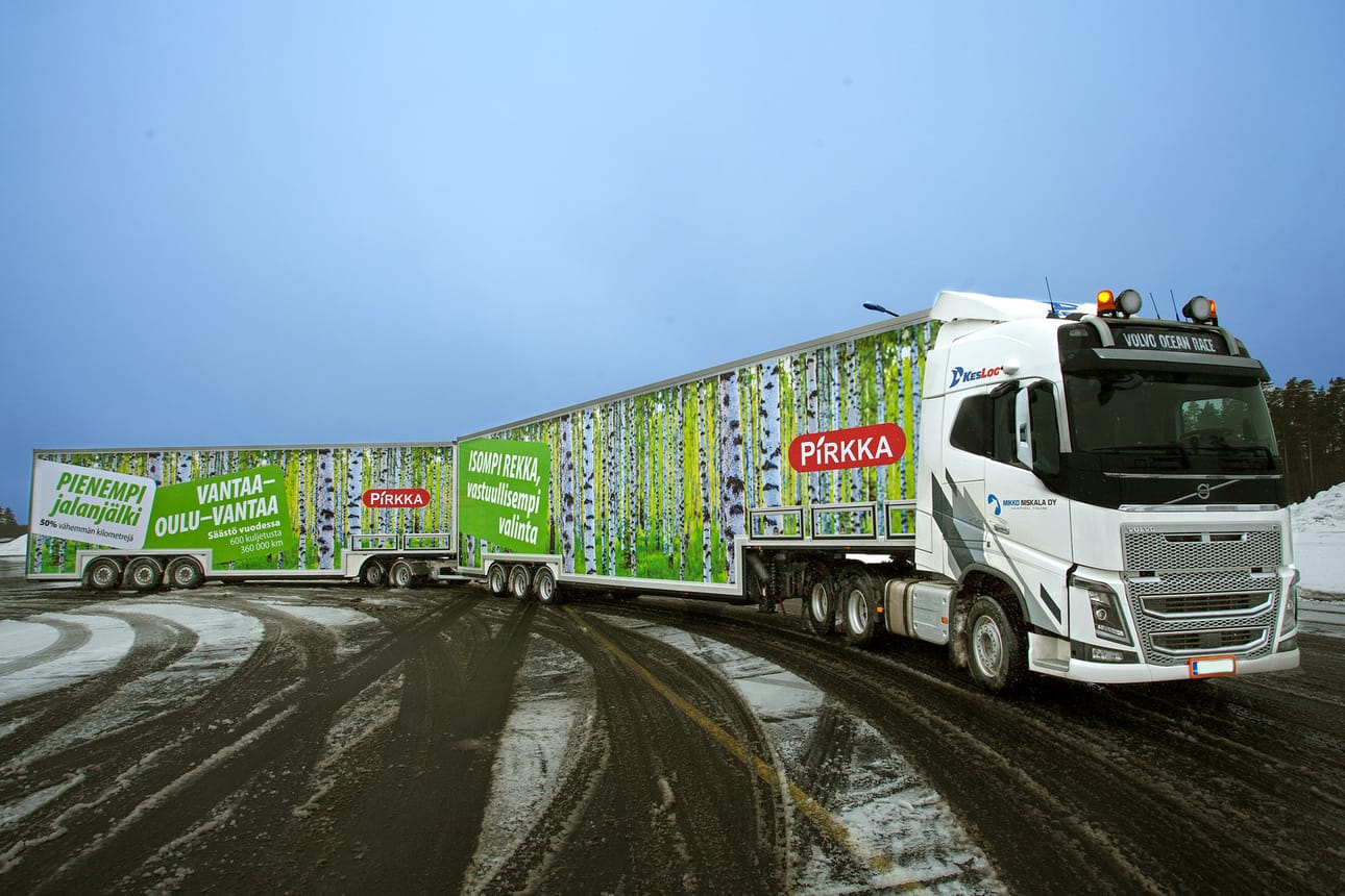 Jättirekan mitta on 34 metriä ja paino täydessä lastissa 90 tonnia.