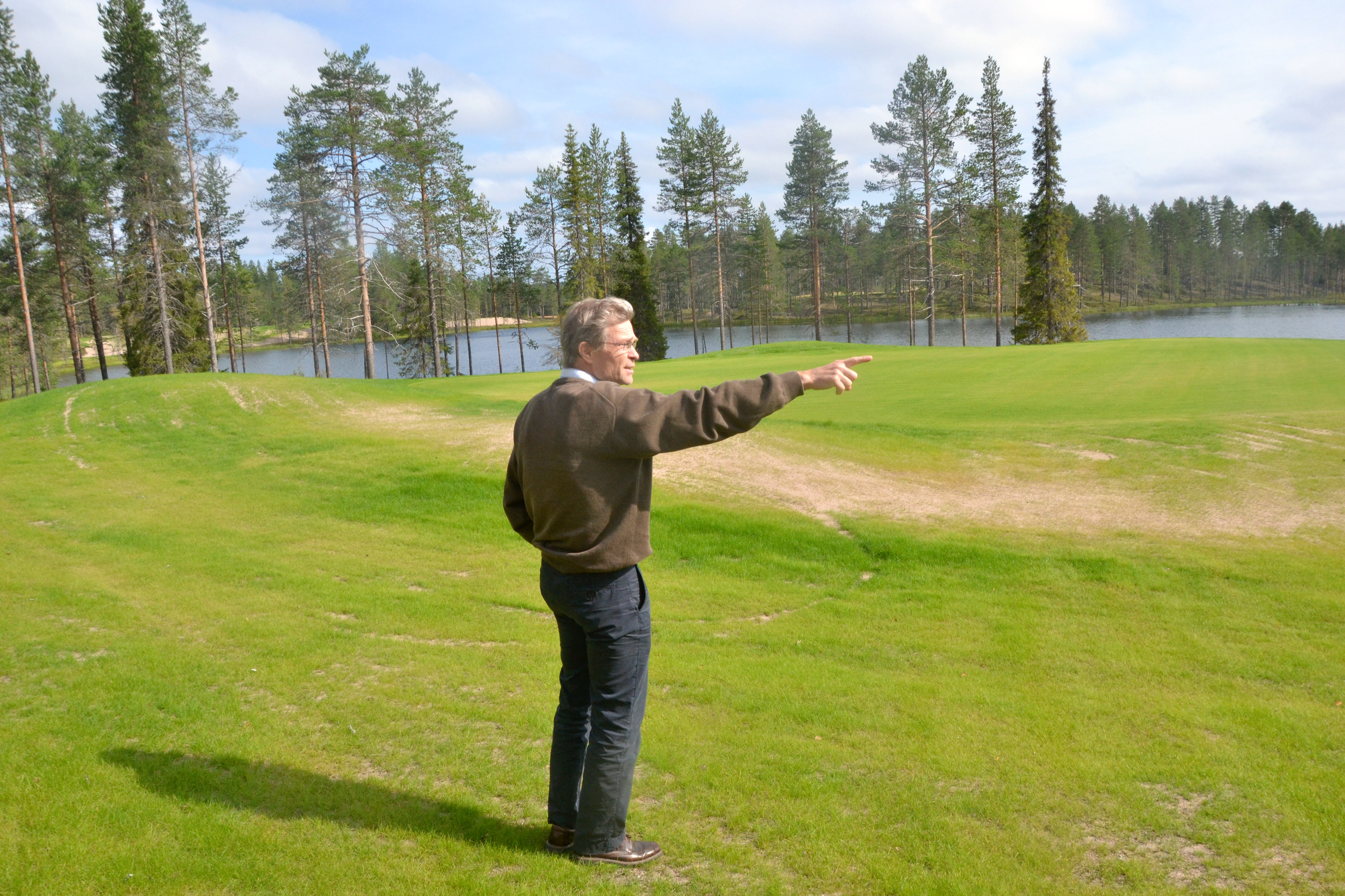 Kyösti Salmirinteen mielestä väylältä 14 löytyy yksi Petäjälammen golfkentän kauneimmista maisemista.