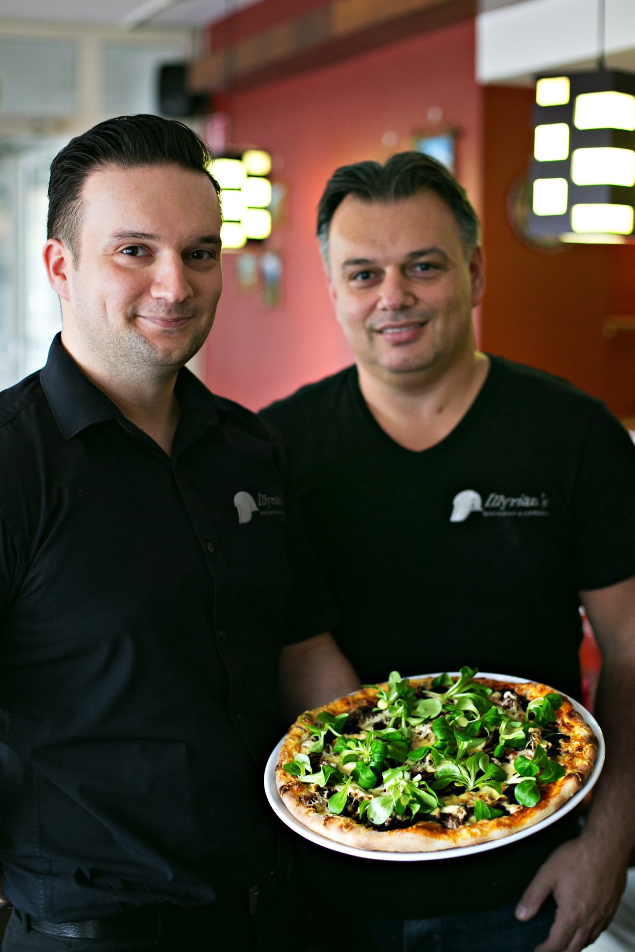 Fatos ja Faton Kavaja esittelivät salmiakkipizzansa vuonna 2015.
