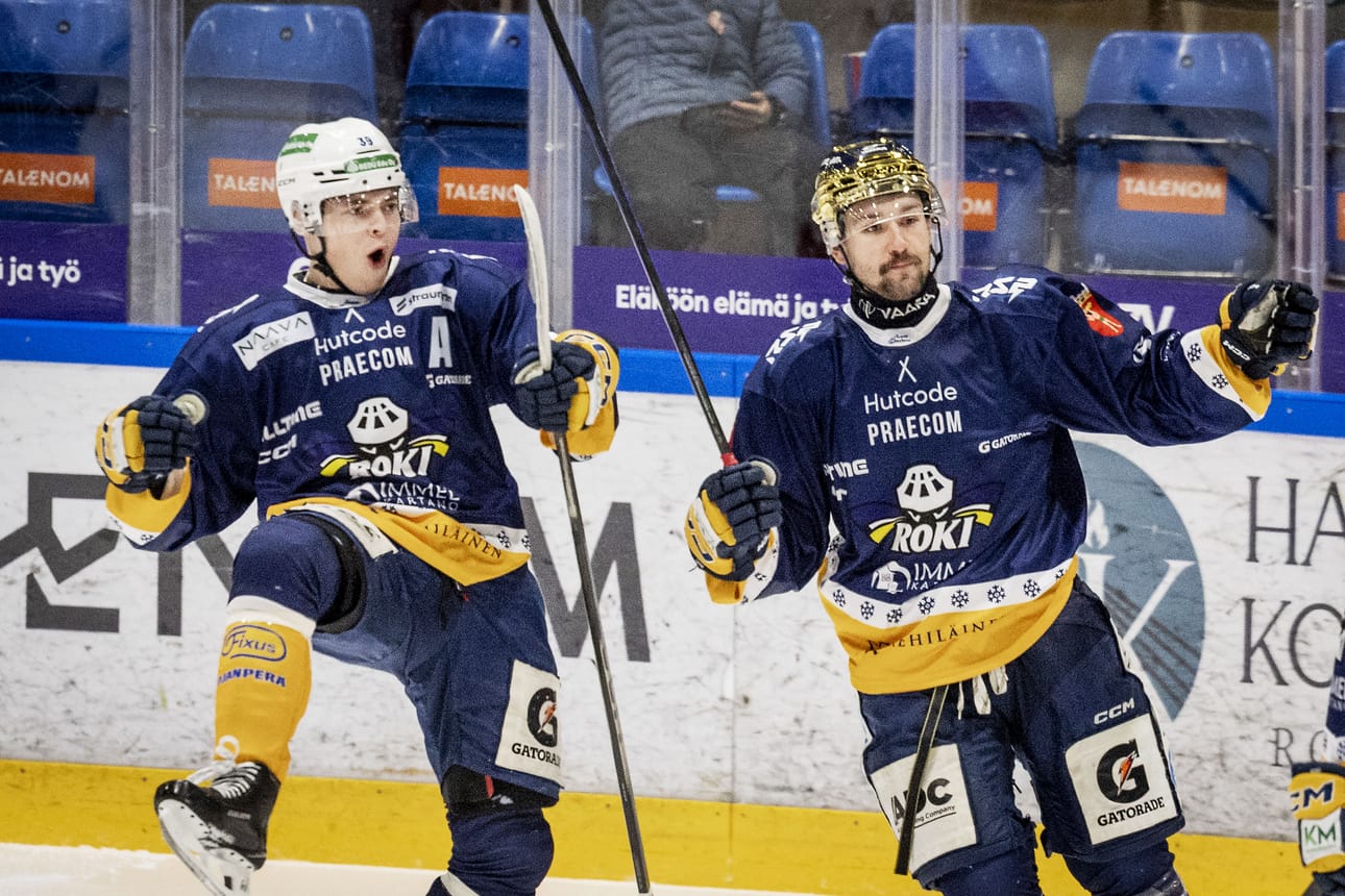 Eero Niemi ja Evan Boucher tuulettelevat Niemen tekemää avausmaalia, joka syntyi 16 sekunnin pelin jälkeen.