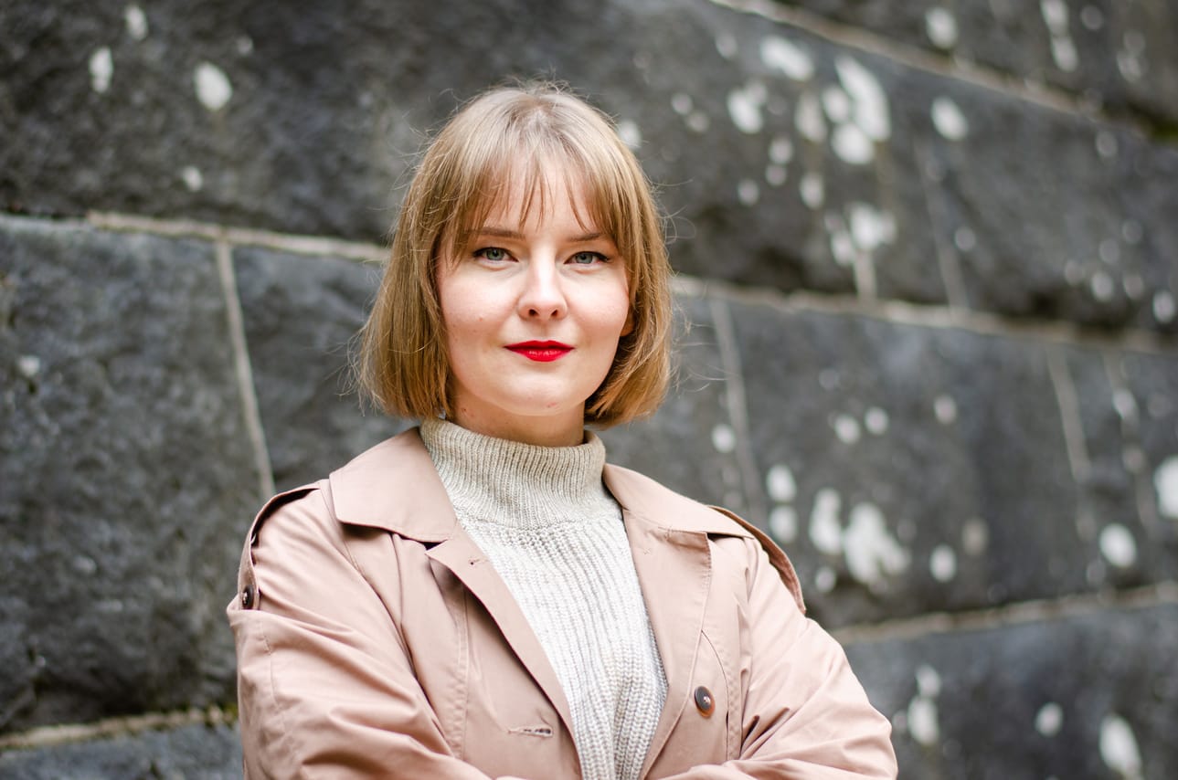 Eeva Åkerbladin ensimmäisen romaanin tapahtumat sijoittuvat lakeuksille rapistuvaan huvilaan, jossa asuu Amalioita kolmessa sukupolvessa.