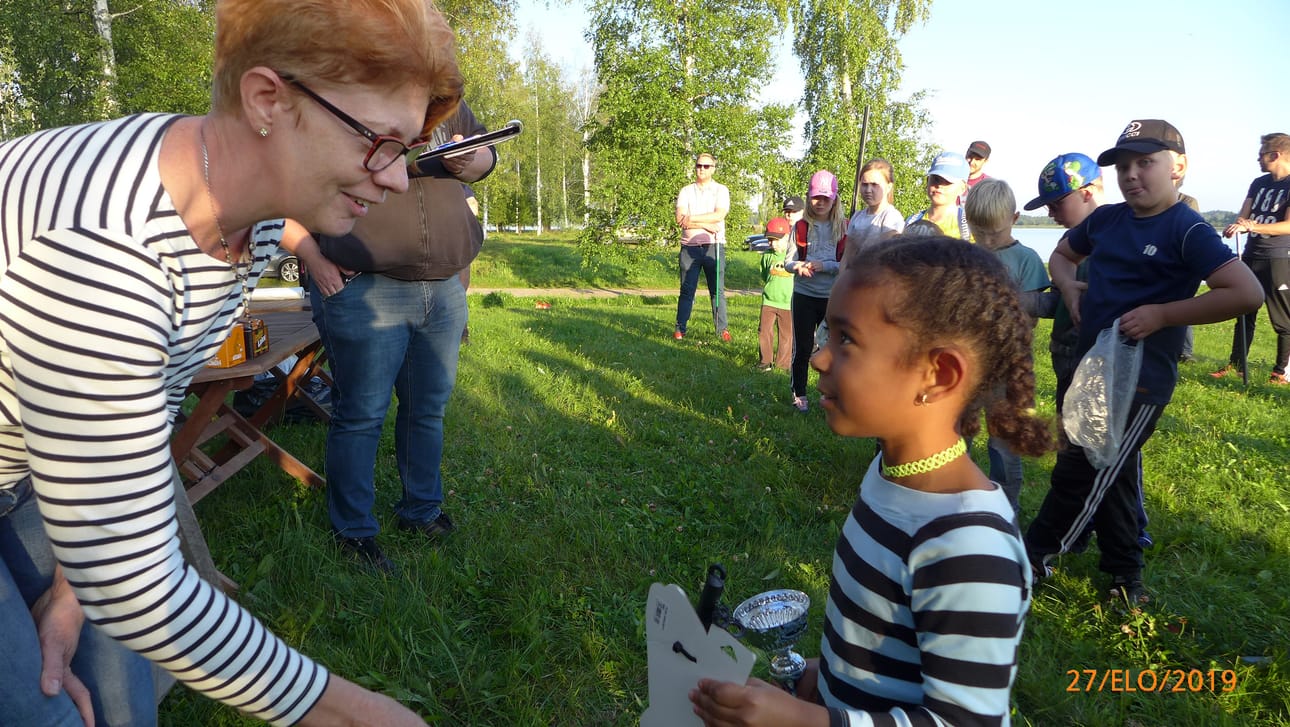 Nuorimpien sarjan voitti Fatima Samb. Palkintoa luovuttamassa Seija Mäkinen.
