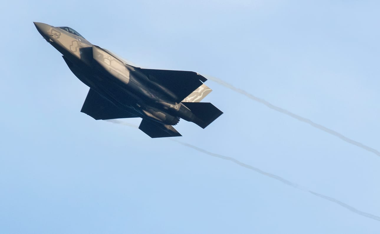 Tulevina vuosina puolustusbudjettia kasvattaa muun muassa F-35-hävittäjien hankinta Suomeen. Italian F-35 lensi Kaivopuistossa Helsingissä vuonna 2021. Kuva: Mauri Ratilainen