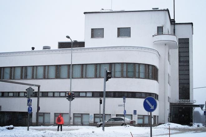 Vaasan kaupunki ja valtion Senaattikiinteistöt omistavat yhdessä vanhan opistotalon Maasillan kupeessa. Funkkistalo on rakennettu vuonna 1939. Kuva: Noora Laakso