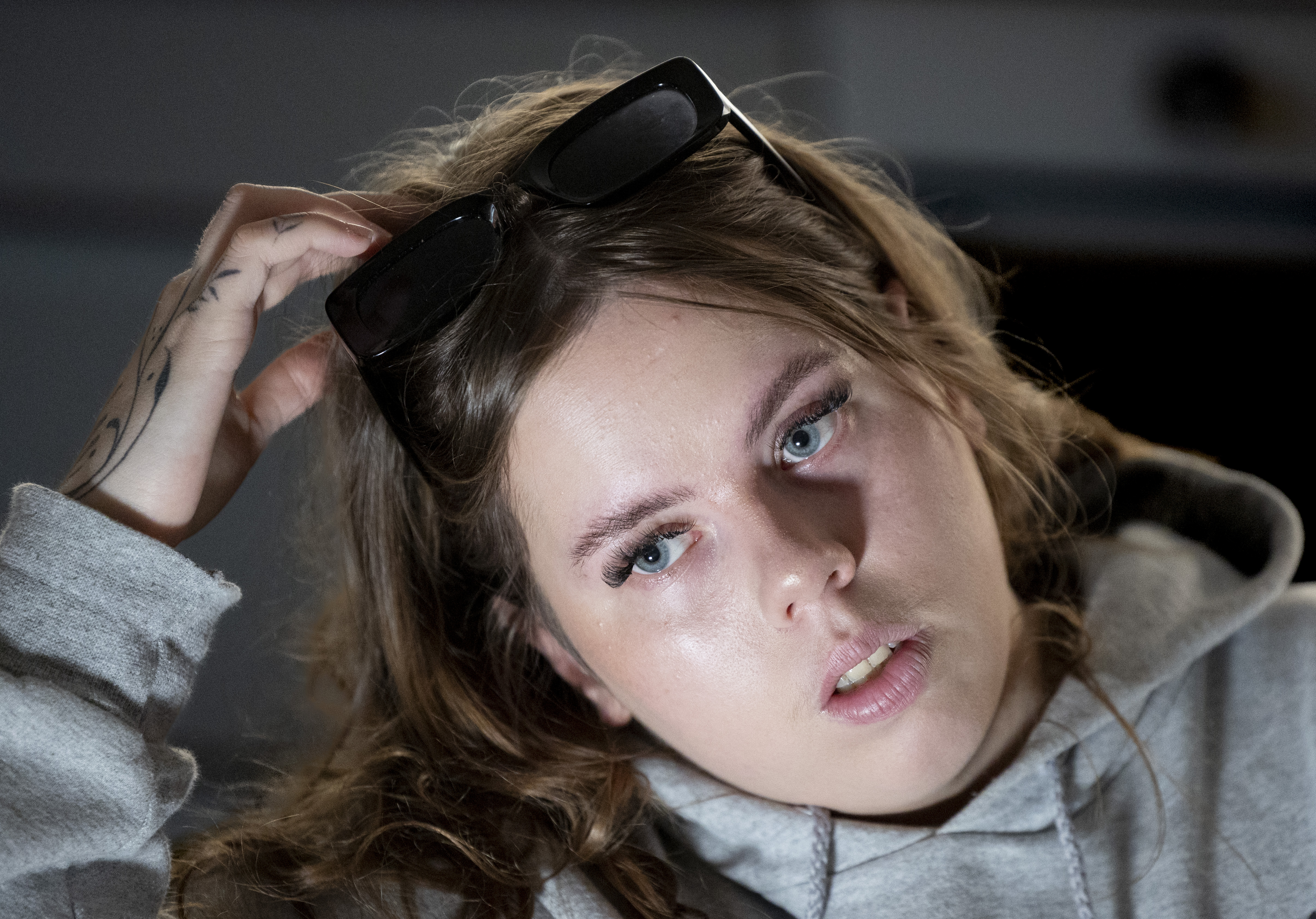 Neljä vuotta täysi-ikäistymisen jälkeen Aliisa Rautarinta näkee, ettei kukaan muutu aikuiseksi yhdessä yössä. Hän uskoo, että 18-vuotias tarvitsee vielä vanhempia ja rajoja.