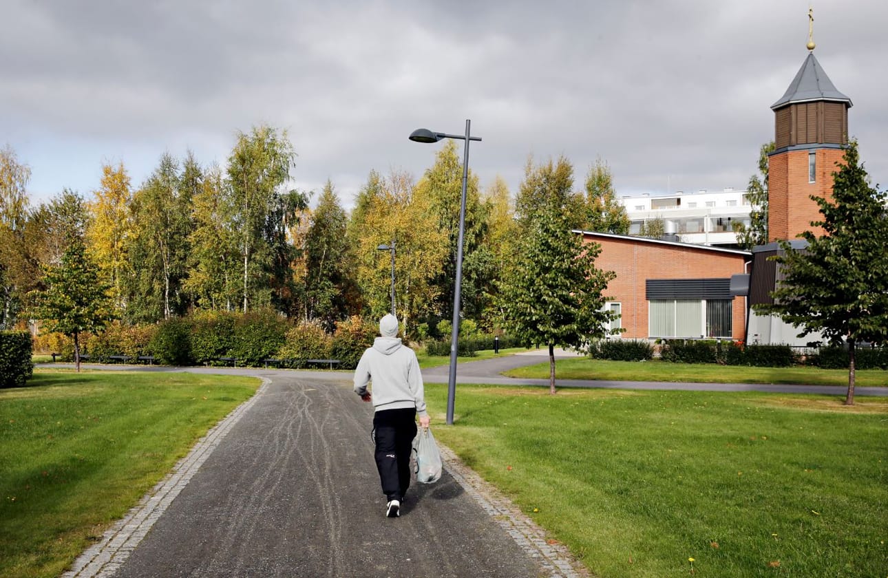 Oulun Ortodoksisen seurakunnan Pyhän Kolminaisuuden Katedraalin naapuriin nousee viisi–kuusikerroksinen kerrostalo. Kirkon torni yltää tuskin taustalla näkyvän nelikerroksisen talon tasalle.