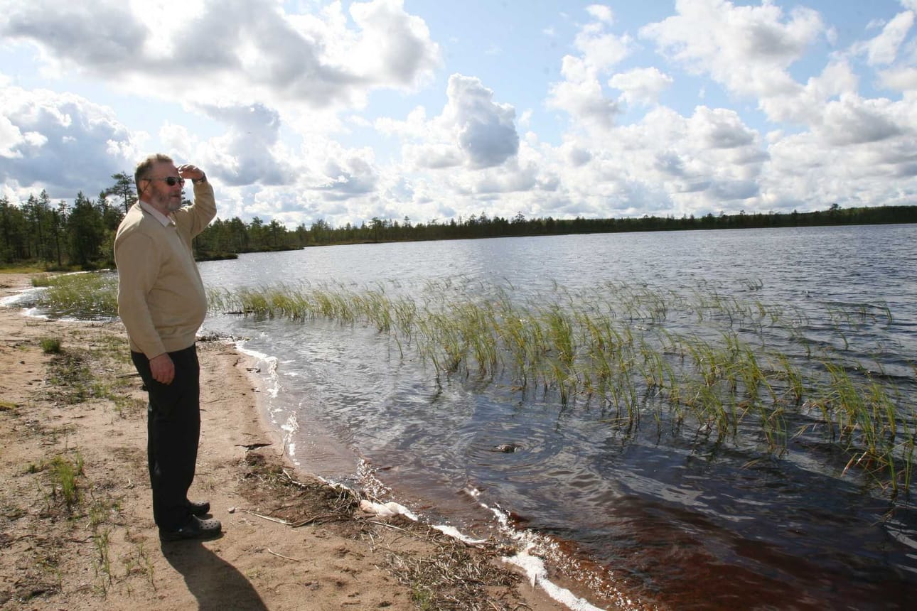 Vuonna 2009 Relletissä asuva Pentti Koskela teki aloitteen Valkeisnevan yhteydessä olevan järven kunnostamisesta. Toteutumista odotellaan.