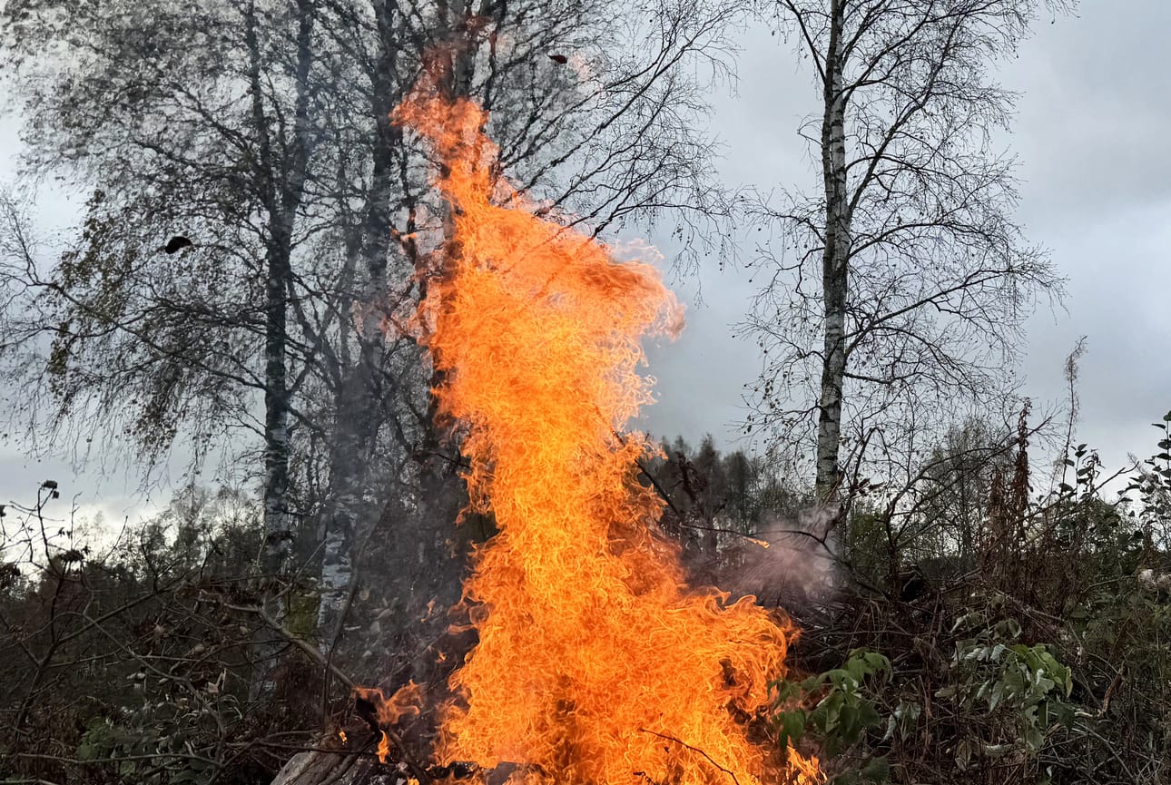 Viime viikolla poltettu risukasa jäi kytemään päiväkausiksi kunnes torstaina leimahti ja levisi maastopaloksi Raahessa. Arkistokuva.