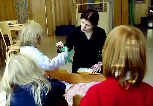 Äidinkielestä turvaa. Olga Aalto leikkii ja lukee venäjäksi Katja Tsitarenkalle (vas.), Kirsi Järvilehdolle ja Anna Gokkoevalle.