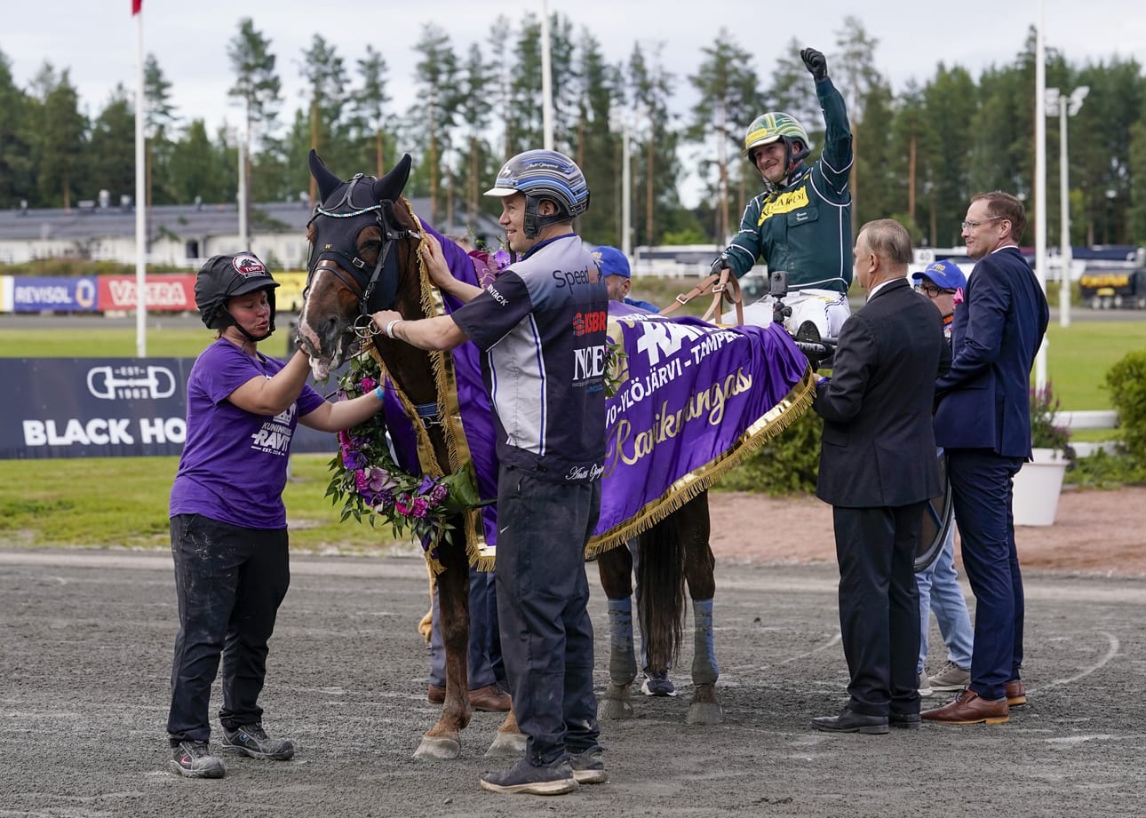 Pro ja ohjastaja Hannu Torvinen voittivat Kuninkuusravit Teivon raviradalla Tampereella 2. elokuuta 2026. Voittajaohjastajan kärryt nostettiin kisan jälkeen ilmaan.