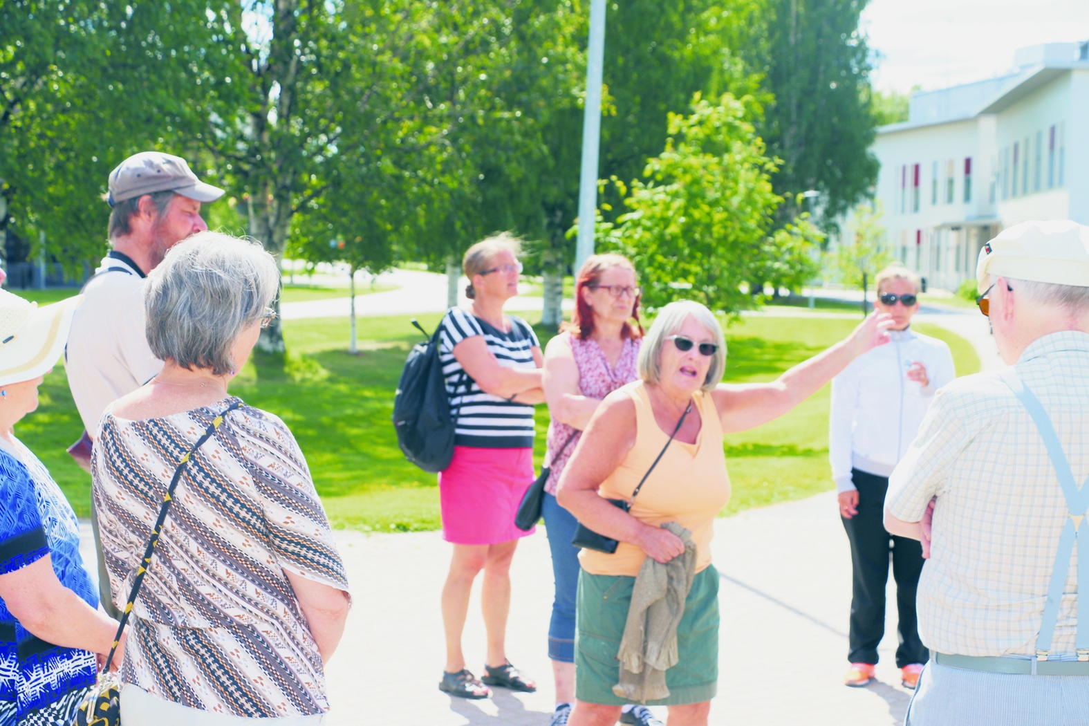 Outi Härmä (kuvassa keskellä) veti kulttuurikävelyn halki Limingan kylän.
