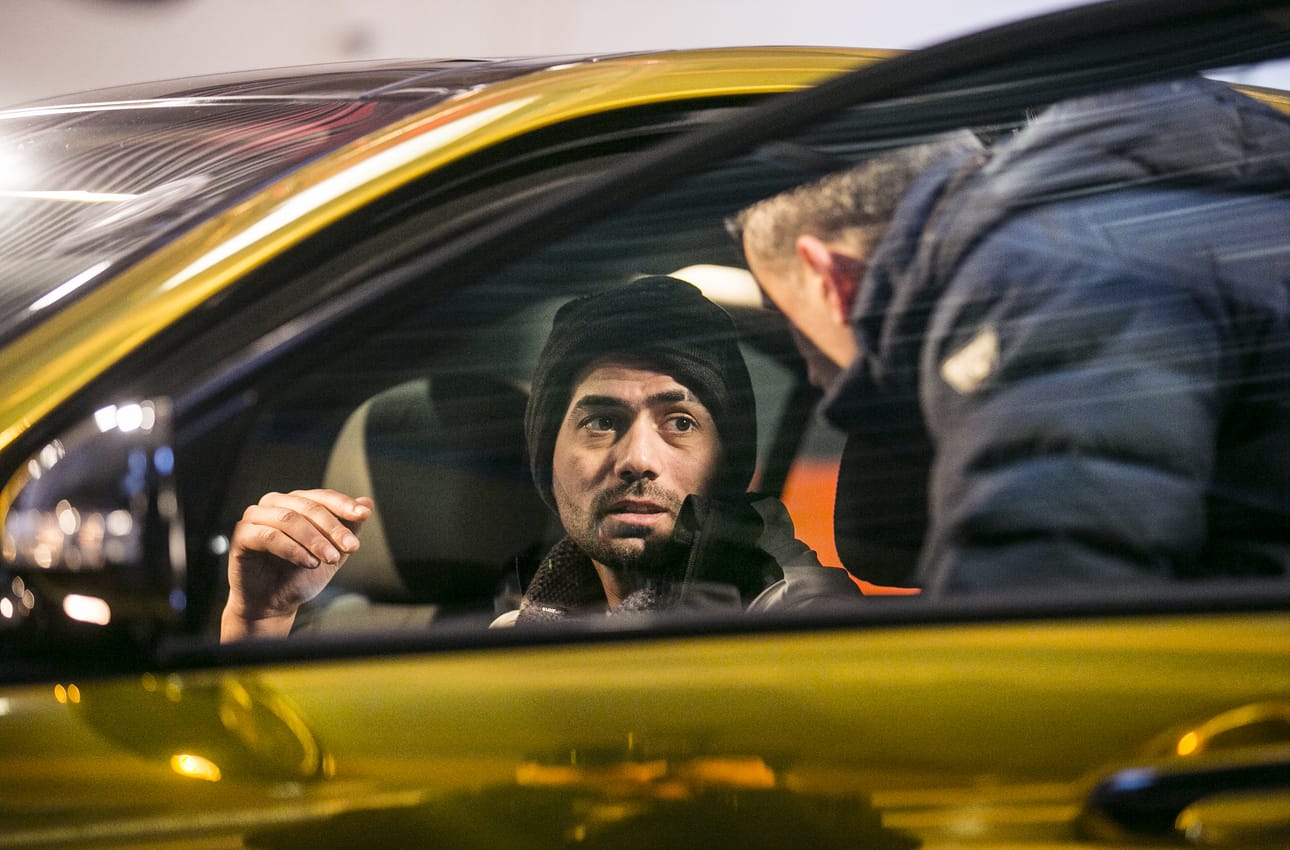 Kohuprinssi Rami Jaber körötteli Oulussa kultaiseksi teipatulla mersulla.