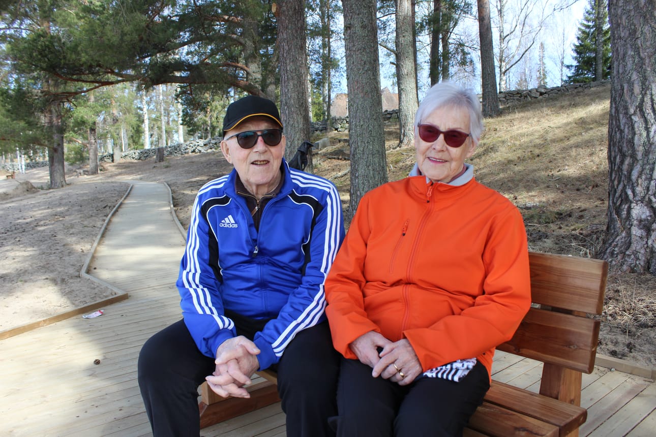 Kuortaneen Kirkkorannan kohdalla rantareitti kulkee noin 300 metrin matkan lankkupolkua pitkin. Hilkka ja Heikki Jaskari tapaavat lenkkeilyn lomassa aina hetken hengähtää ja levähtää.