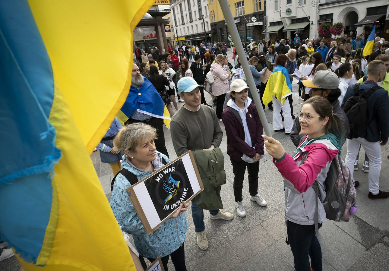 Ukrainan lippua tapahtumassa kantanut, Oulussa it-alalla jo pidempään työskennellyt Anastasiia Borodulina iloitsi siitä, että Rotuaarille oli saapunut niinkin runsas osallistujajoukko.